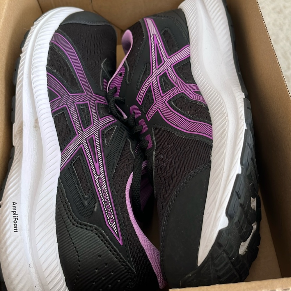 Like new women’s size 9 ASICS sneakers